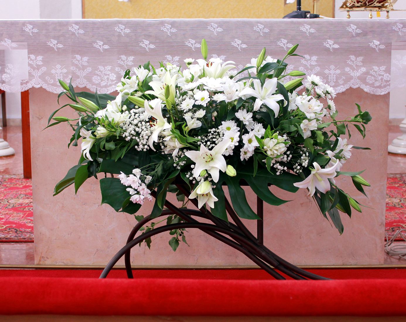 Jardinera delante altar de Iglesia