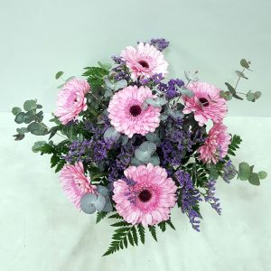 Ramo de gerberas rosas y limonium