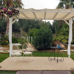 Decoración de finca con arco floral y detalles sillas