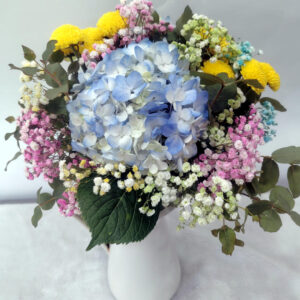 Ramo de flores con hortensia, margarita y paniculata