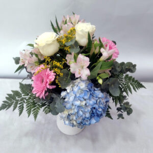 Ramo de flores con rosas, alstroemerias, hortensia, gerberas y solidago